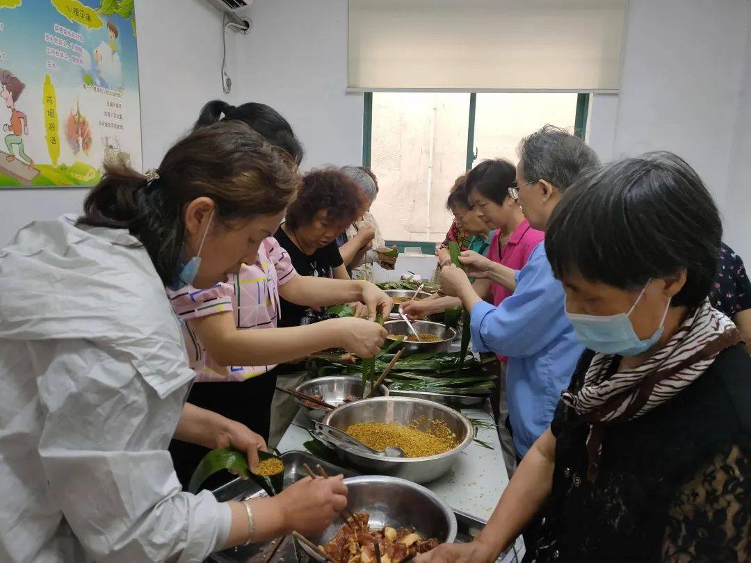 区财政局机关党支部组织党员干部,来到"三结三定"凤鸣新村社区,慰问