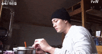 能看到 走硬汉风的演员苏志燮把电饭锅边缘的米一粒一粒摘进肚子