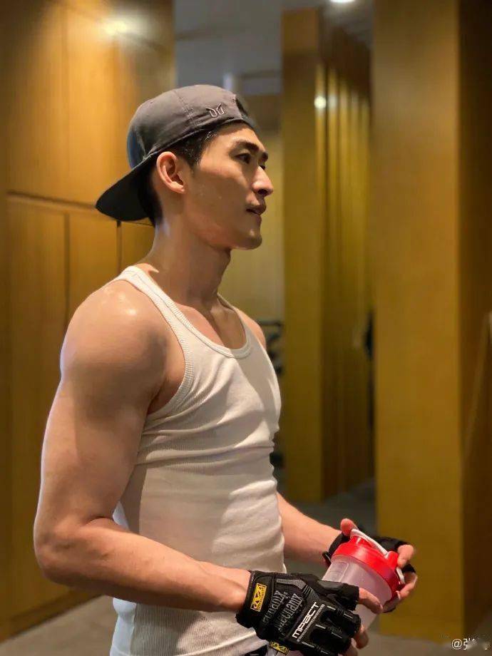 张翰晒健身照却被粉丝大叫暂停,声称肌肉男太可怕?