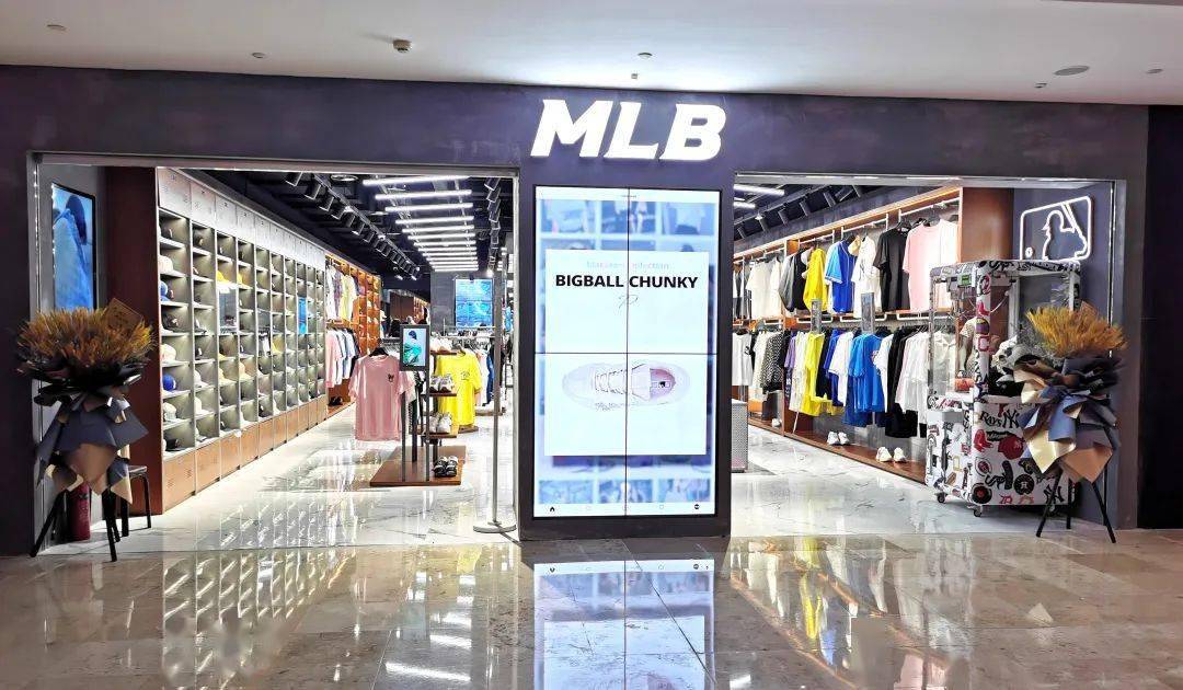 这家mlb店铺依旧承袭了品牌的dna,门店装饰风格展现出其特有的街头