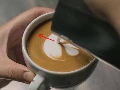 咖啡拉花的时机和原理 | 杯口宽窄、注入高低角度都有影响！ 防坑必看 第11张