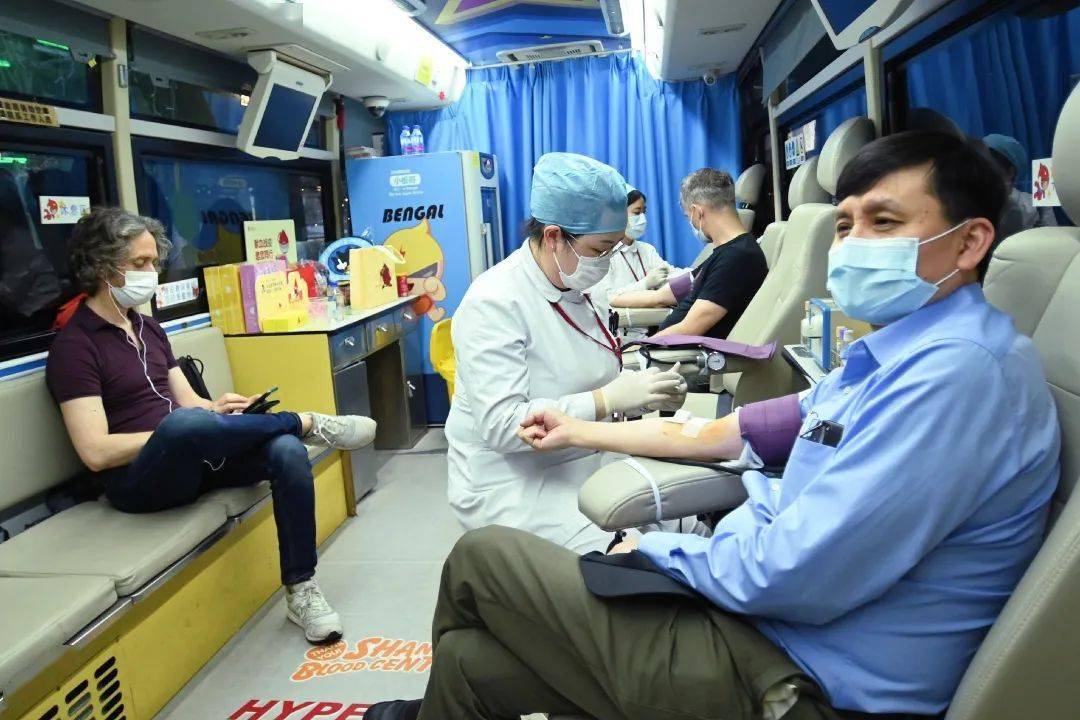 张文宏端午节献血   与工作人员交流