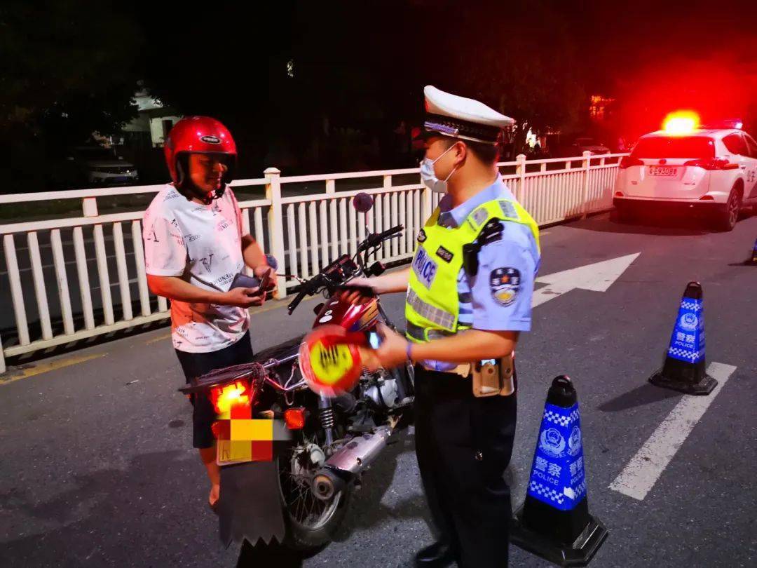 一杯啤酒罚2000元端午期间里水交警继续严查酒驾无证驾驶