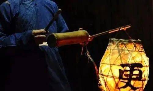 "天干物燥,小心火烛,这句话成为了今天众多影视剧中打更人的标配语.