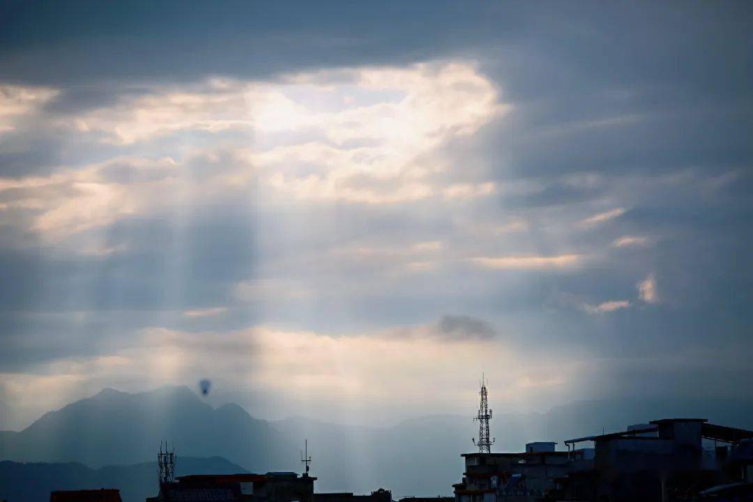 武冈天空出"奇景",难得一见!_丁达尔