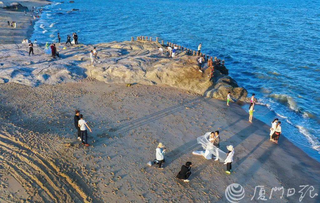 市民游客在黄厝海边享受休闲时光.