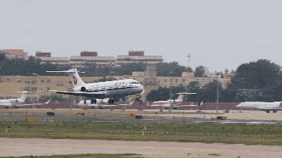 三大航首架阿娇顺利飞抵大本营专家开启国产飞机商业运营新征程扩大