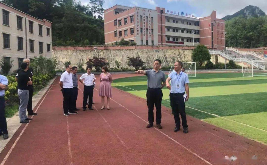汪文学一行实地查看了紫云自治县白石岩中学,县二中,县民族中学.