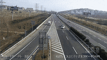 从匝道进入或驶离高速公路不按规定打转向灯,后车难以判断前车行驶