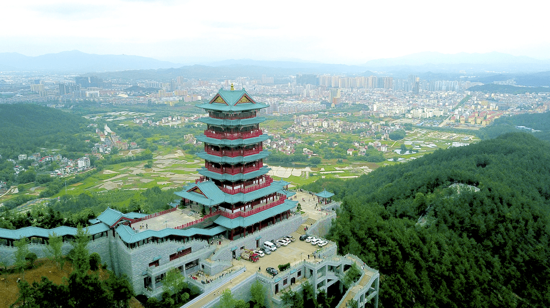 信丰阁.游客在香山地质公园里拍照.