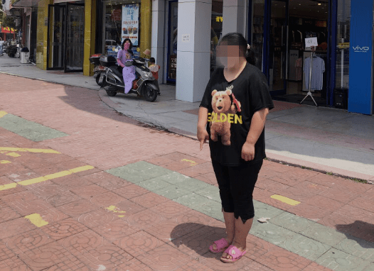 李堡街头女贼偷车,不巧,一会儿被抓住了