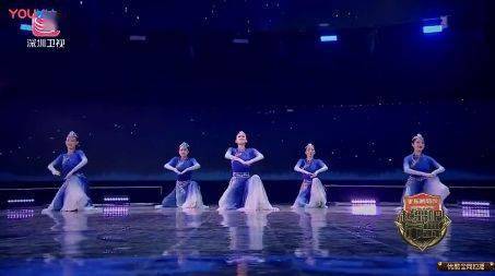 5位美女在电视台跳蒙古舞《蓝色的风》,征服全场