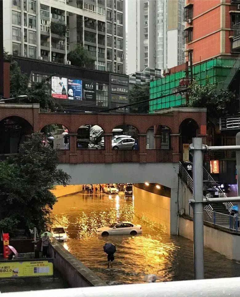 今天早上6点50分左右,因暴雨所致,陈家湾下穿道积水较深,一辆白色轿车