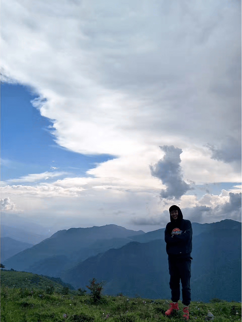 tips:山上风大,建议带上一件外套.山顶上