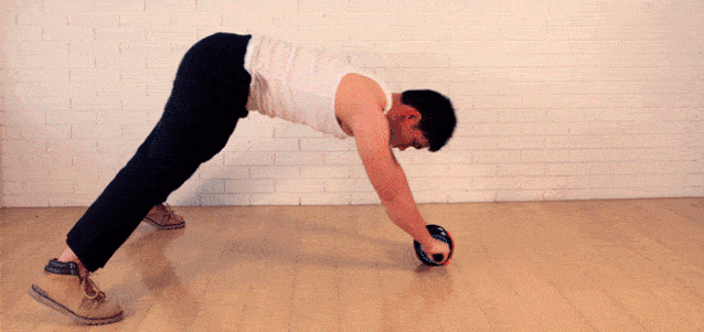 每天3个动作,八块腹肌悄悄跑出来,锻炼核心力量没那么