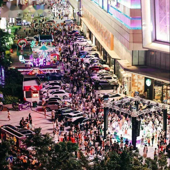 说起这些店名, 和阳光广场传统夜市不同 在 吾悦广场 呈现的又是另一