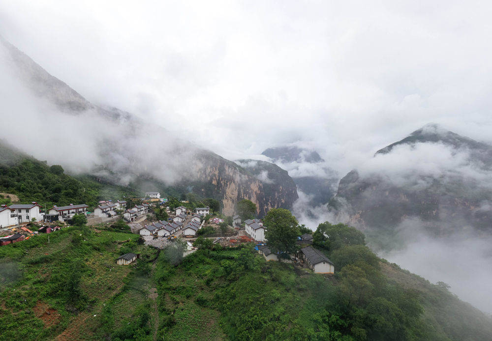 远眺雨后的四川省布拖县阿布洛哈村易地扶贫搬迁集中安置点(6月30日摄