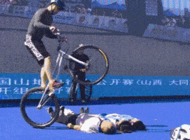 搞笑GIF:工作睡觉两不误,真是太厉害了!