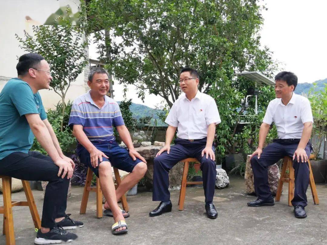 邱建彬开展"七一"慰问活动并调研基层党建工作