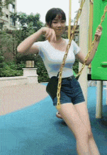 搞笑gif:女汉子,吹头发的最新方式