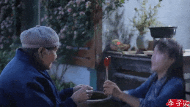 我当时就写下:希望奶奶和子柒能一直幸福下去,奶奶要长命百岁.