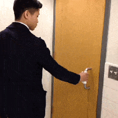 搞笑Gif:妹子你的骨骼太软了吧