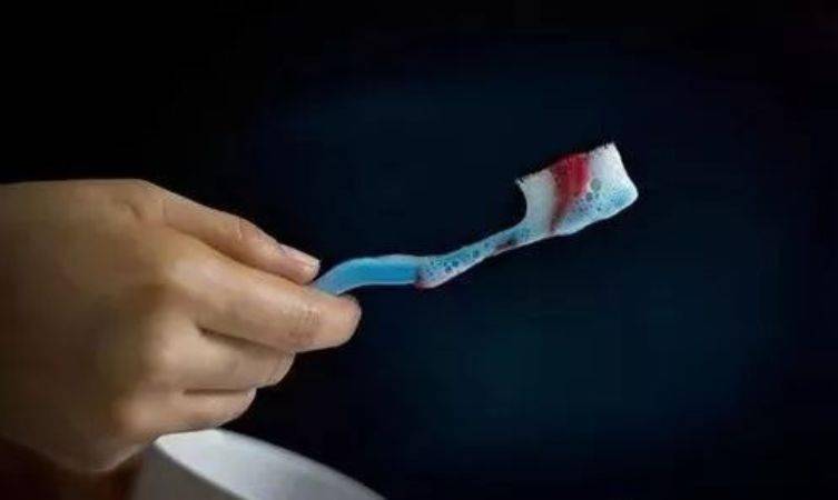 用它刷牙,竟然比洗牙还白,口臭牙龈出血全解决了_牙刷
