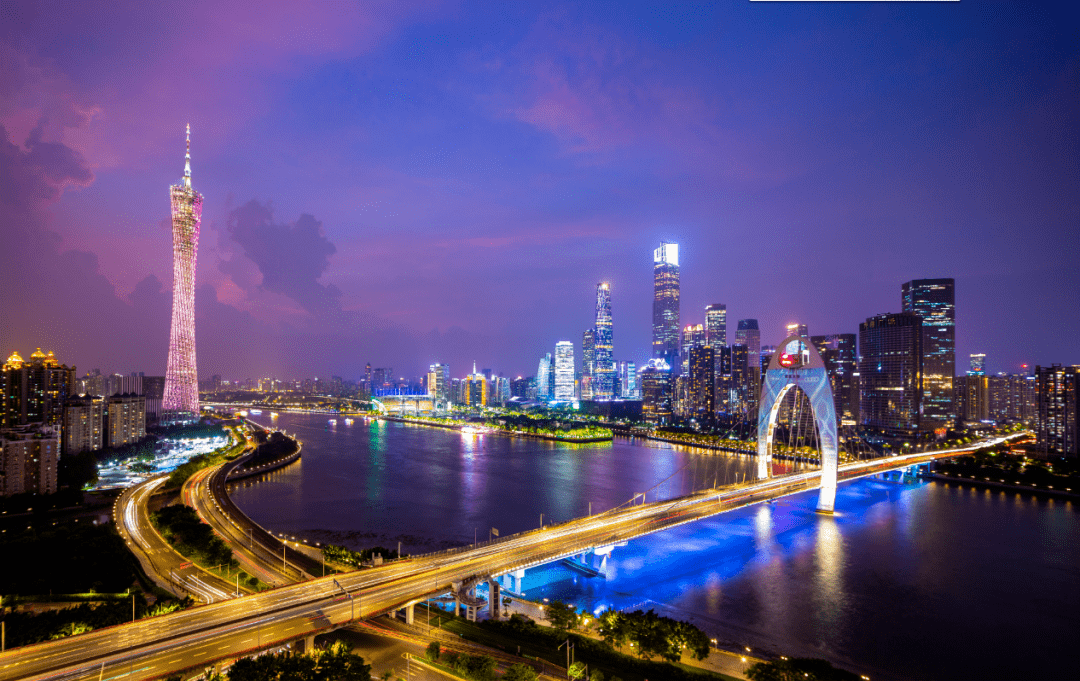 图为从广州塔下看到的珠江新城璀璨夜景.