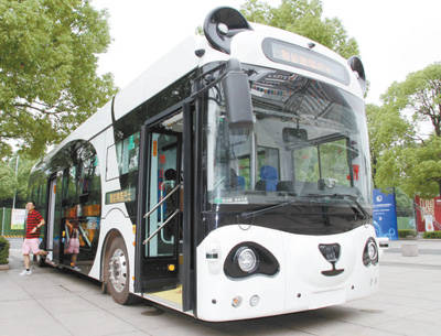 "智能熊猫巴士"无人驾驶公交车亮相江苏常州国际会展中心.