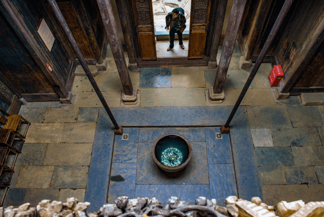 在古建中随处可见的"风水缸"在古代人们经常把门口摆放的大缸称作"海"