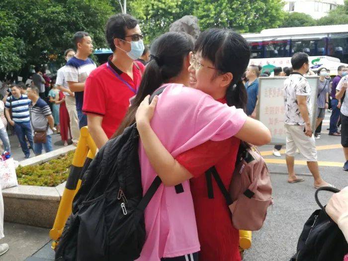 高考|多图直击桂林高考现场!这一幕幕让人动容…
