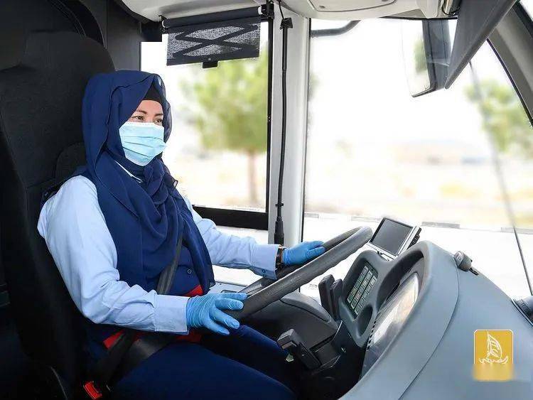 迪拜首位女性公交车司机正式上岗