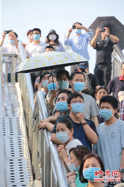 考场|直击现场丨2020高考第一天 考场外那一道亮丽的风景线