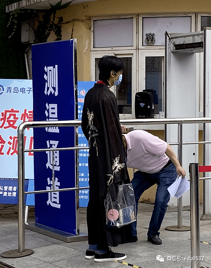 1分钟|这名汉服小哥哥来赶考了！为每一名高考生加油！临开考1分钟