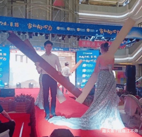 逗趣一刻GIF:是谁给了你这么大口气和我说话?“拆迁办”