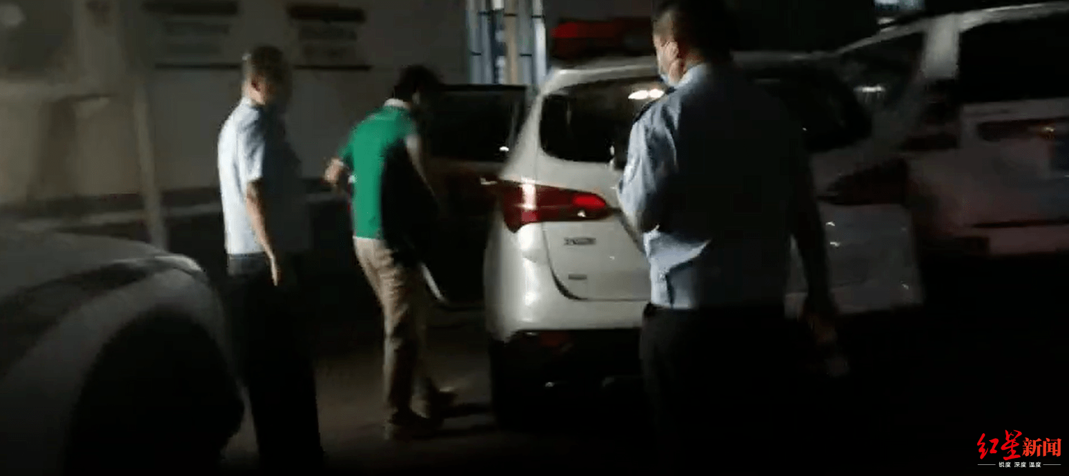 警方|“强闯”当当后李国庆配合警方调查，进入派出所11小时后被民警带离