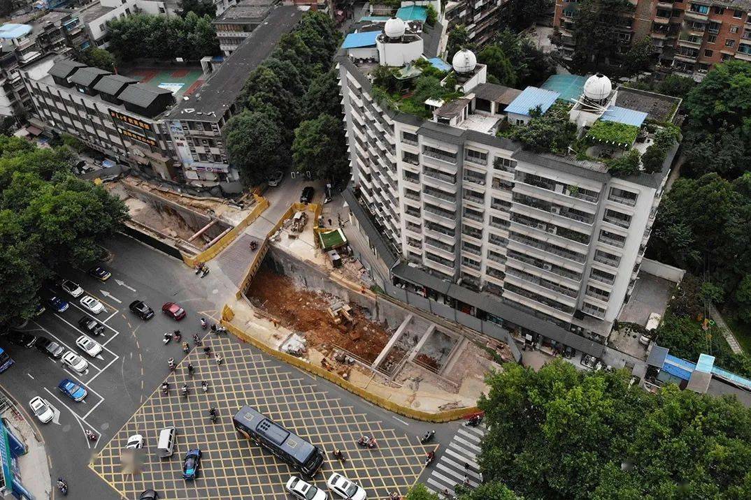 为使阳明祠站施工作业面展开,面对车站位于老城区宝山北路,东新路