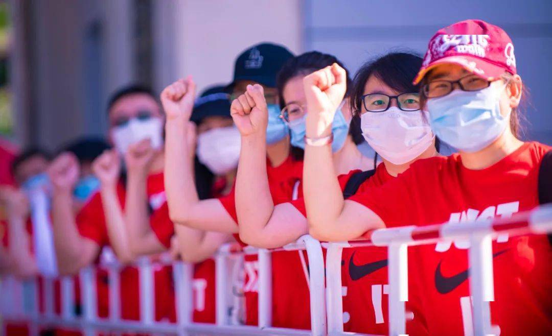 考生|这些画面暖心、有序！直击高考现场 | 北京高考第一天
