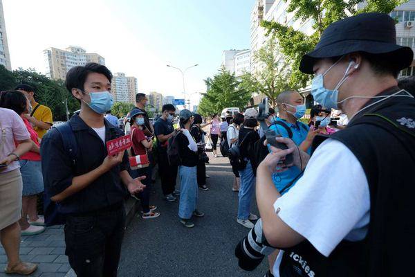 人大附中考点按考场划分家长等候区