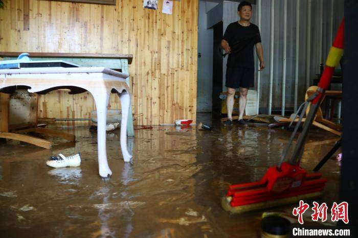 湾里|直击南昌湾里山洪暴发灾后现场：洪水齐腰深 居民忙自救