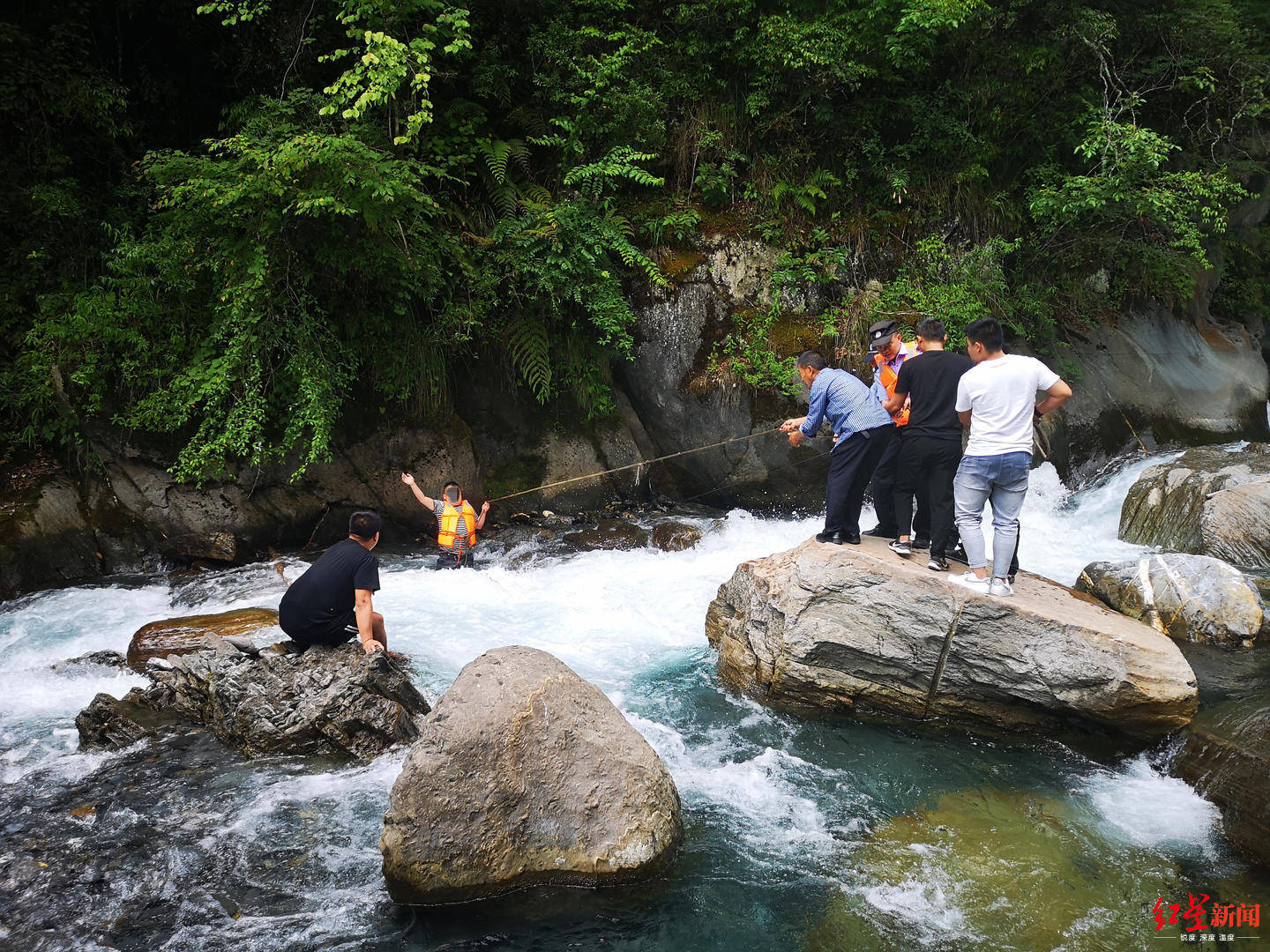 游客翻越北川景区护栏，站岩石上拍照坠河被冲走