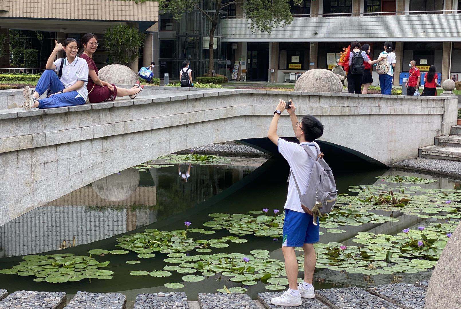 记者|直击广州各中学高考结束瞬间，鲜花、拥抱、爸爸妈妈的吻！