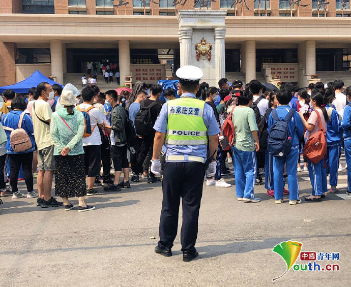 考生|高考暖镜头：他们为考生护航 让考生安心赴考