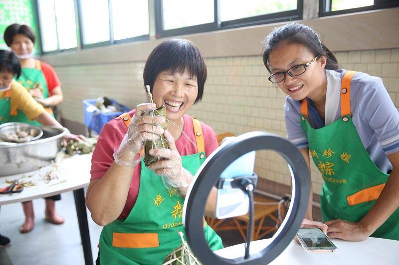 粽子|做直播卖粽子成“网红”，中山54岁农民大姐上了央视