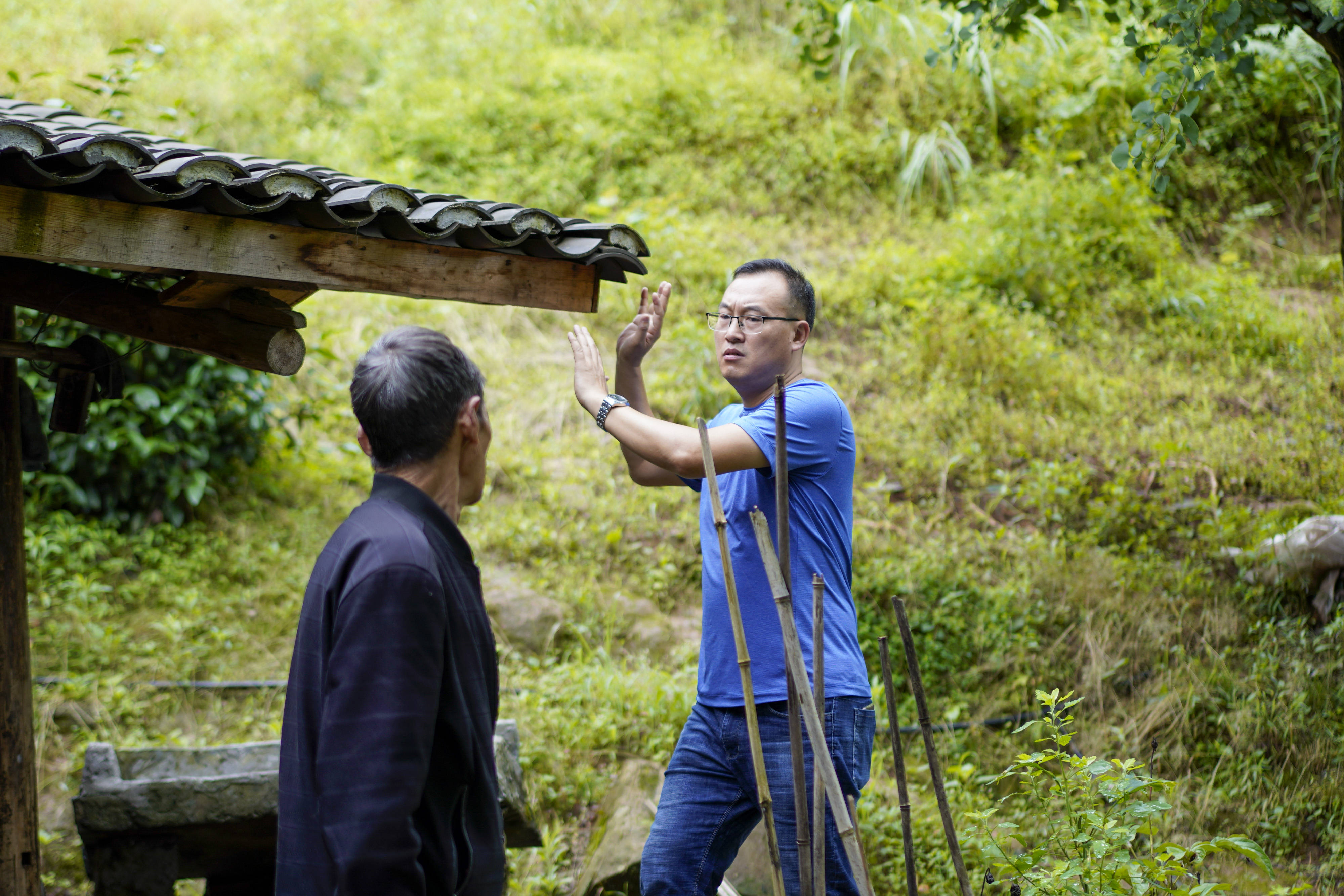 7月7日,在贫困户谭登周家,中益乡华溪村驻村第