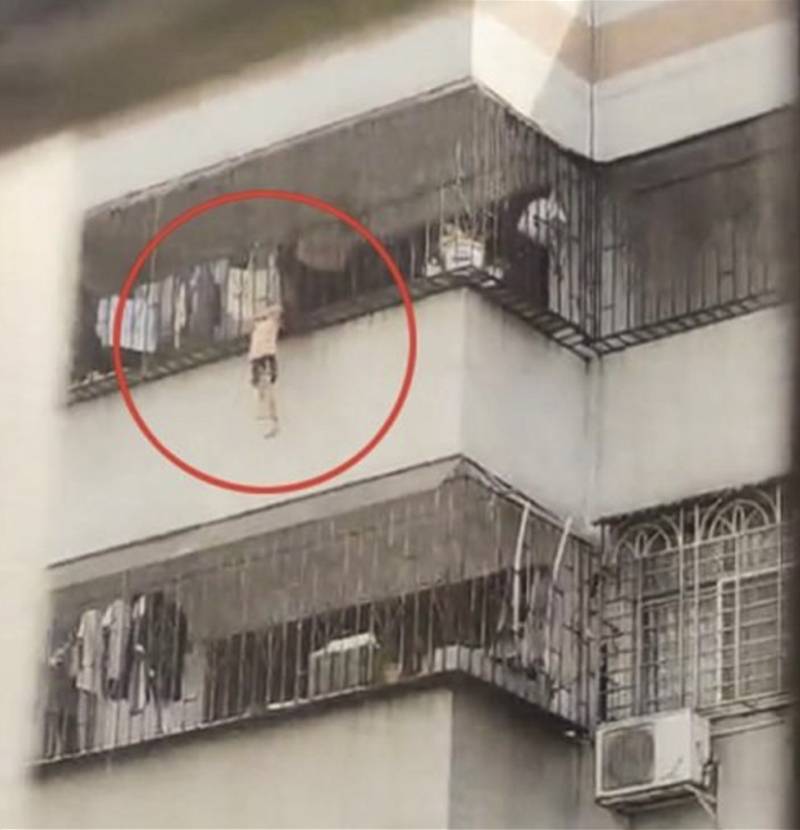 父亲|东莞一女孩卡在六楼防盗网中，路过男子出手，合力救下被困女孩！