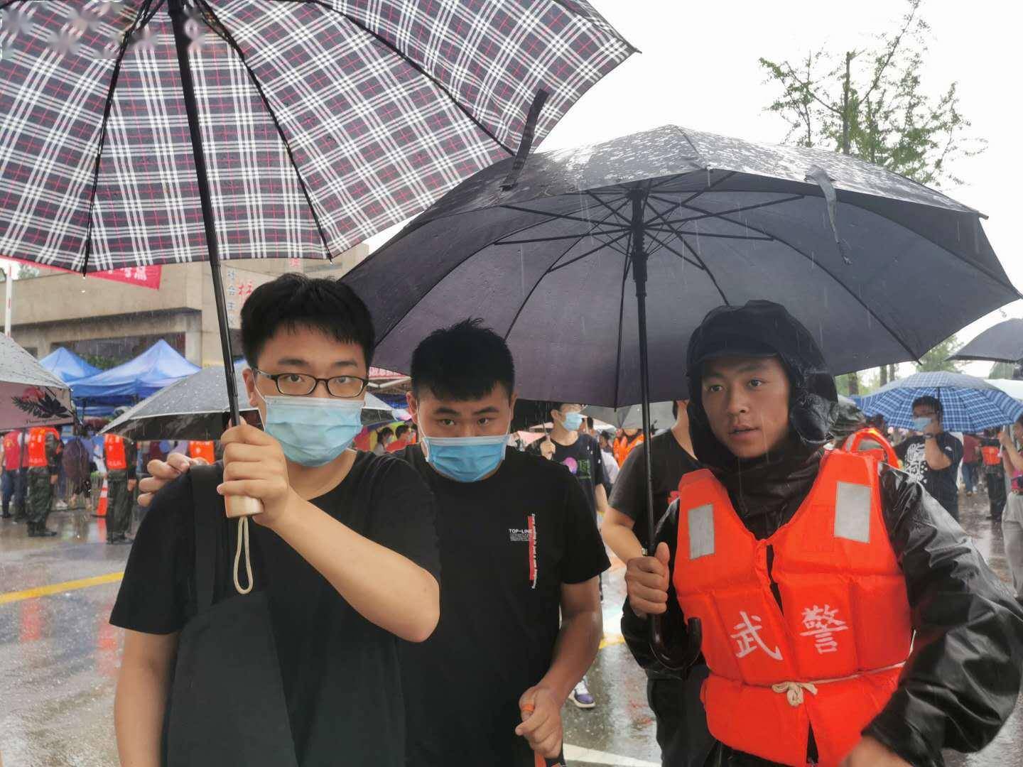 女儿|歙县大雨延误送考父亲，隔日完成心愿给女儿喊加油