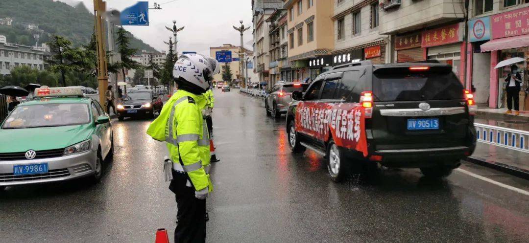 一位考生焦急万分地找到正在康定中学路口冒雨执勤的康定市公安局交警