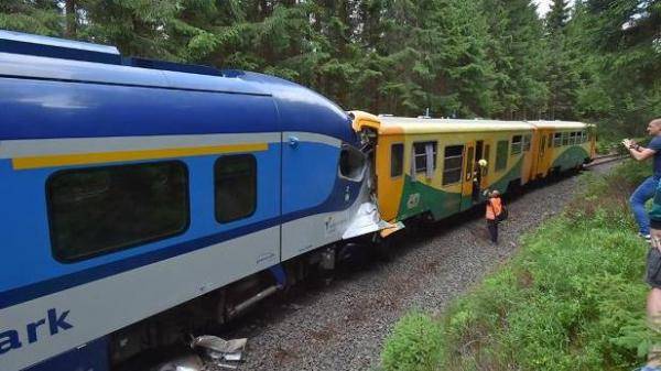 死亡|捷克两列火车迎面相撞已致2人死亡，另有24人受伤