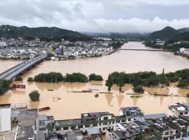 高考|歙县高考延期这一天：考生坐船赶考，得知推迟后回教室继续复习
